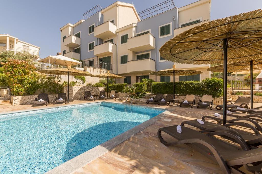 Seaesta Apartment Pool And Beach Slatine Exterior photo