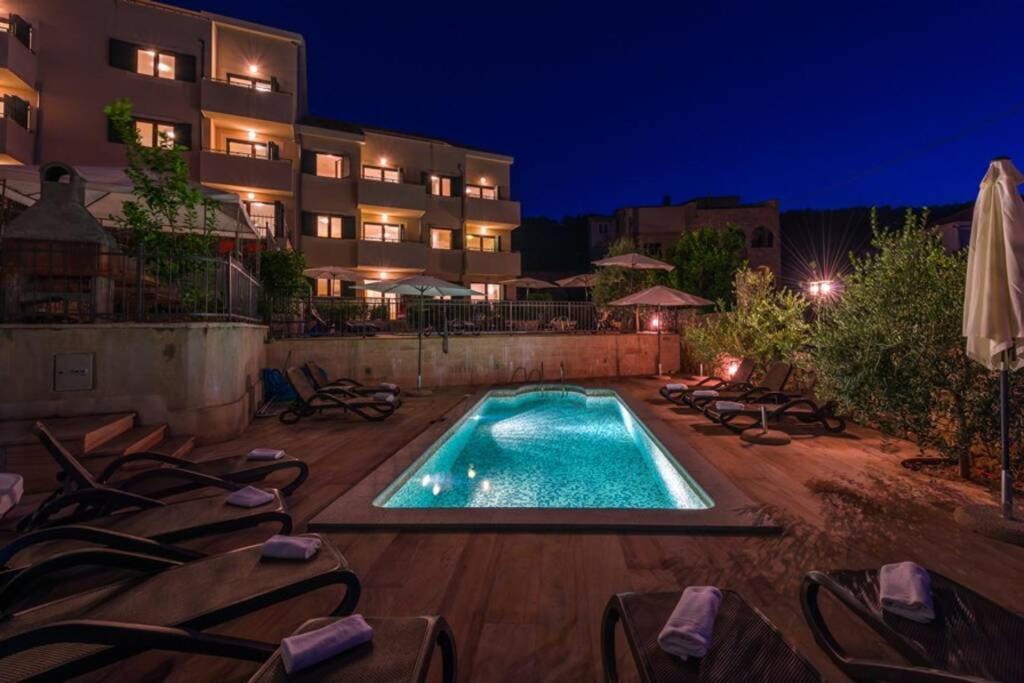 Seaesta Apartment Pool And Beach Slatine Exterior photo