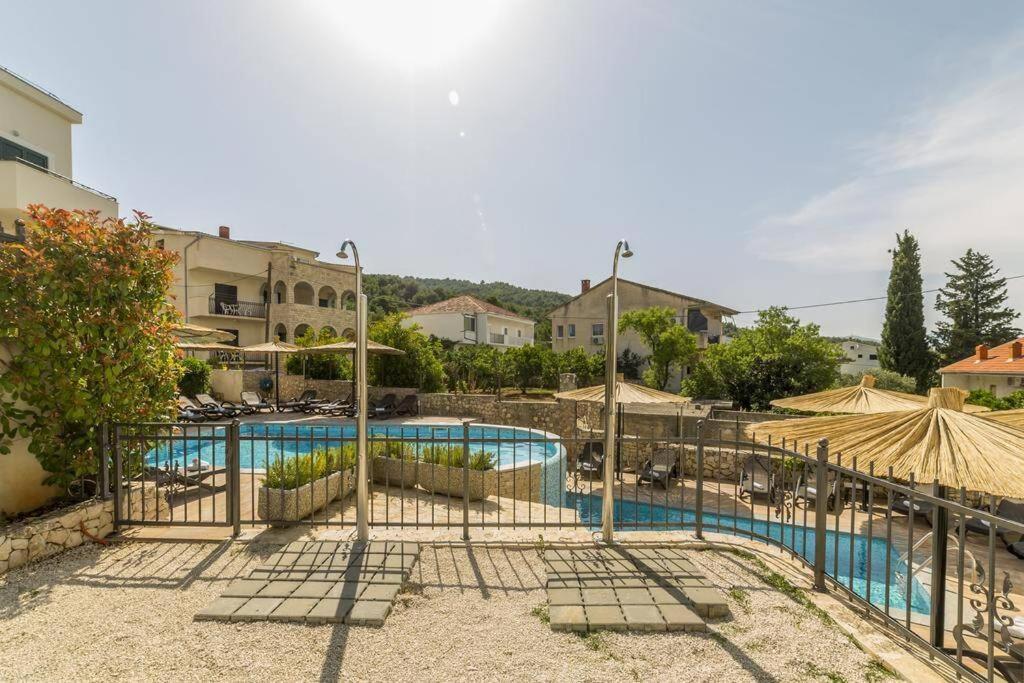 Seaesta Apartment Pool And Beach Slatine Exterior photo
