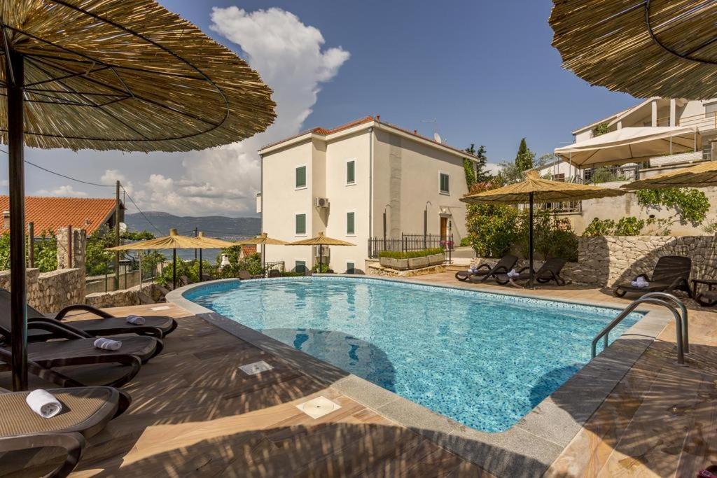 Seaesta Apartment Pool And Beach Slatine Exterior photo